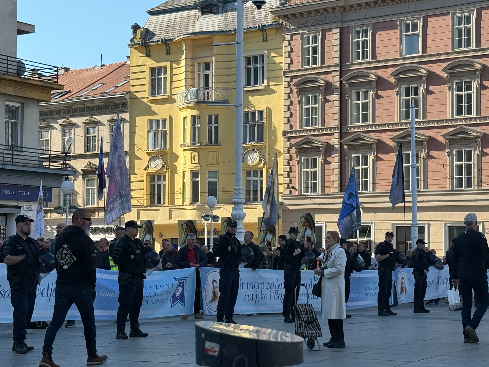 VIDEO I FOTO Klečanje na Trgu, došli prosvjednici. Policija napravila kordon