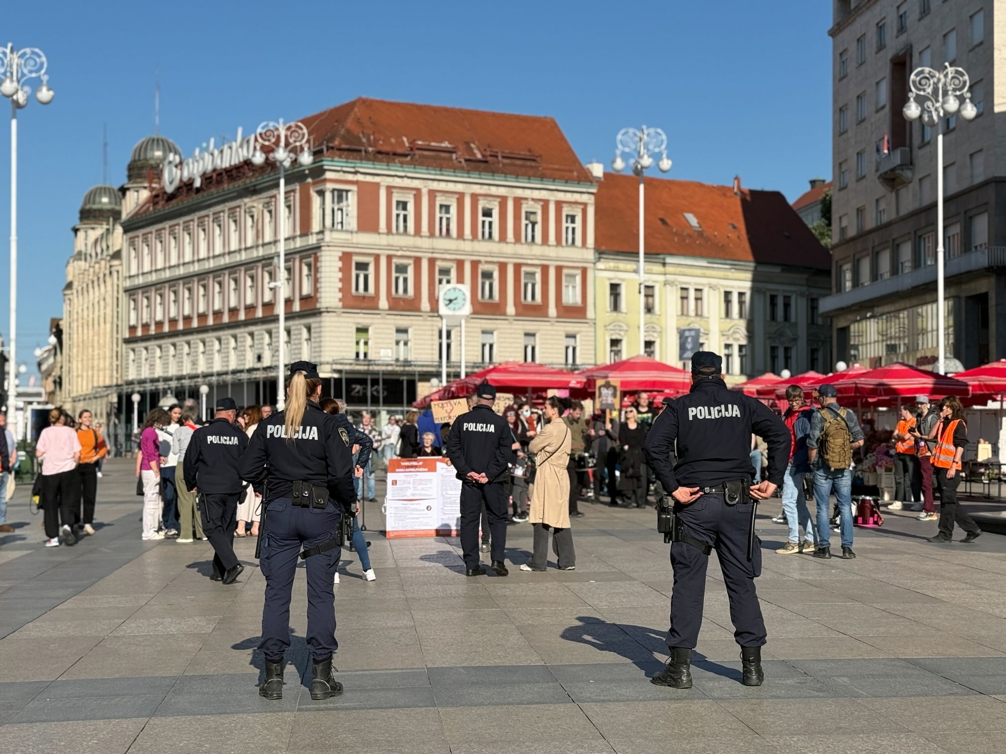 VIDEO I FOTO Klečanje na Trgu, došli prosvjednici. Policija napravila kordon