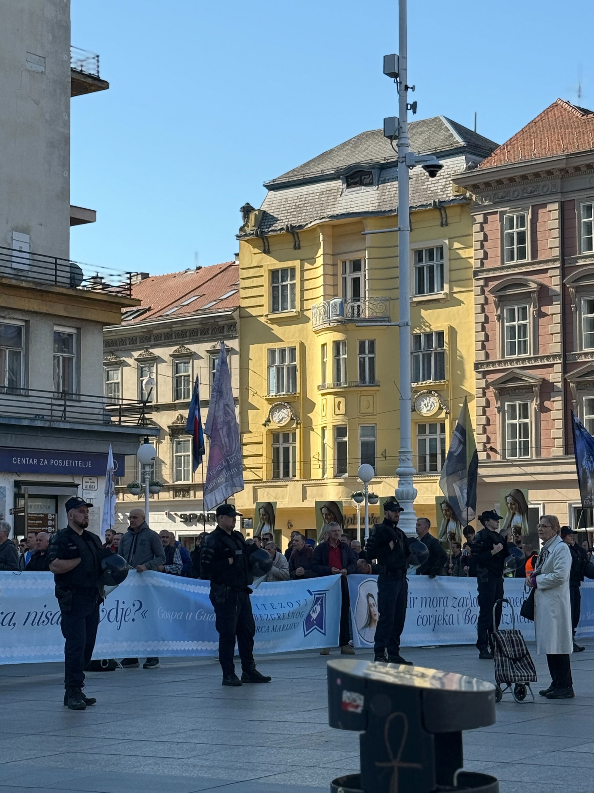 VIDEO I FOTO Klečanje na Trgu, došli prosvjednici. Policija napravila kordon