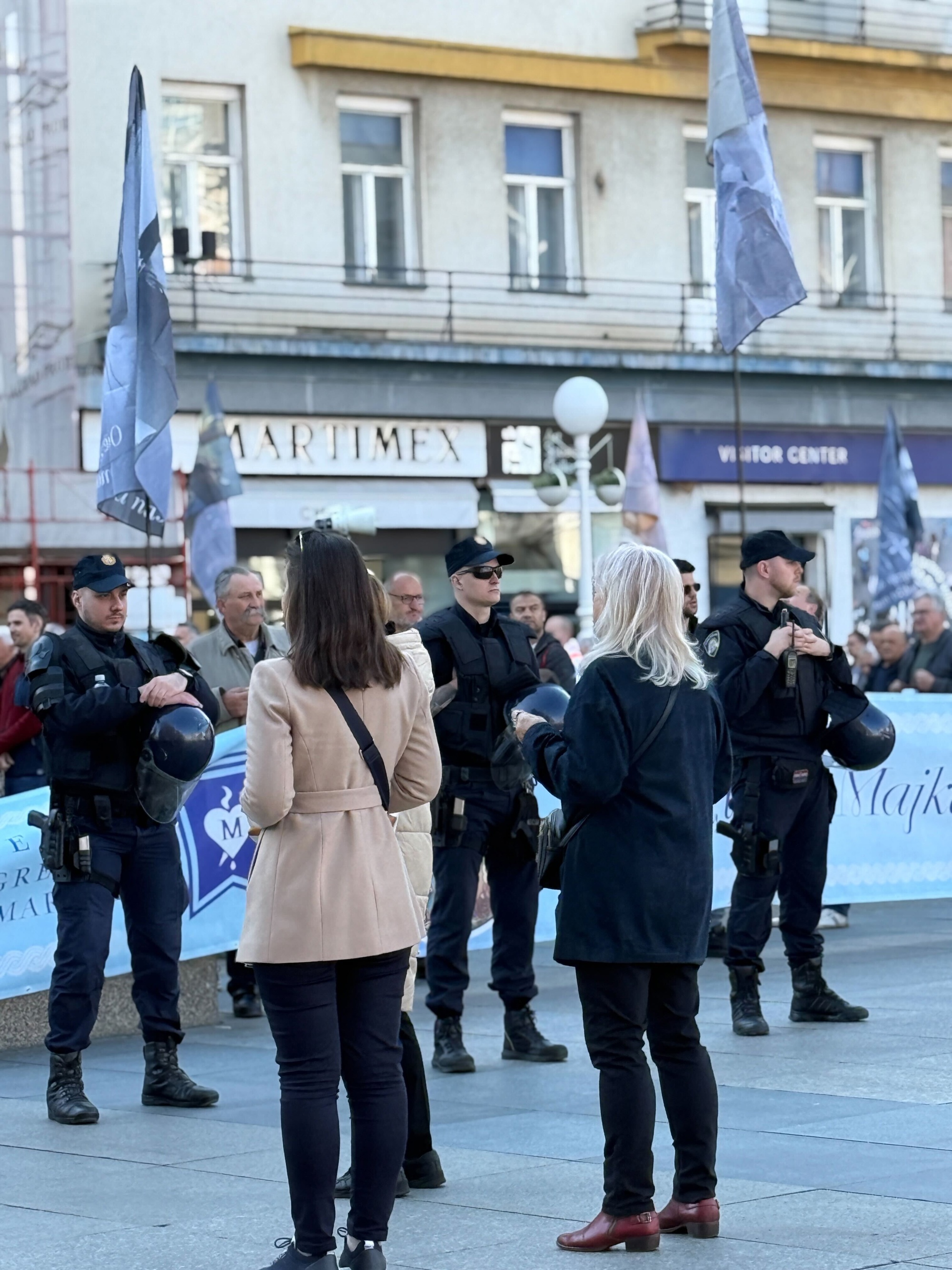 VIDEO I FOTO Klečanje na Trgu, došli prosvjednici. Policija napravila kordon