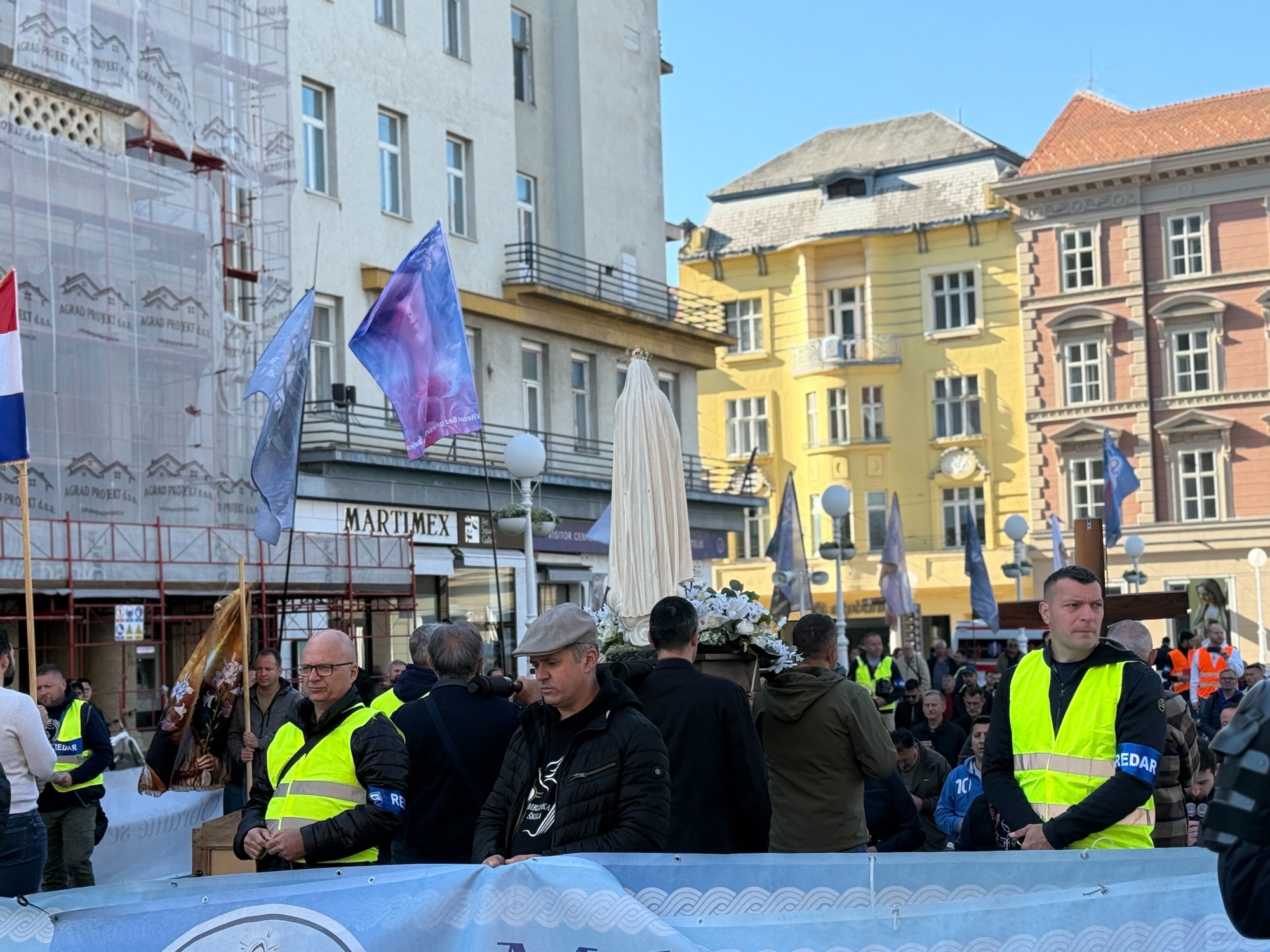 VIDEO I FOTO Klečanje na Trgu, došli prosvjednici. Policija napravila kordon