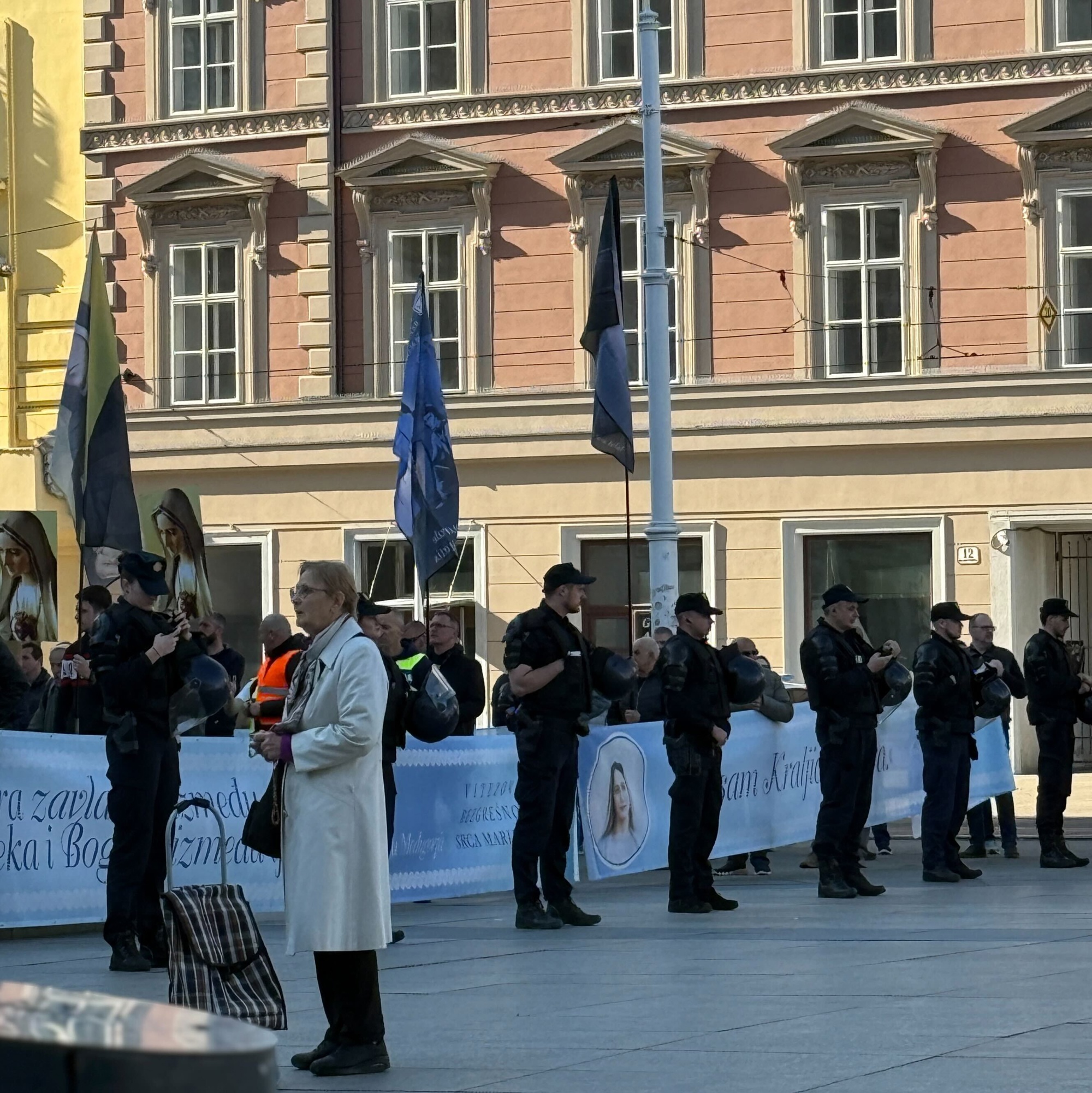 VIDEO I FOTO Klečanje na Trgu, došli prosvjednici. Policija napravila kordon