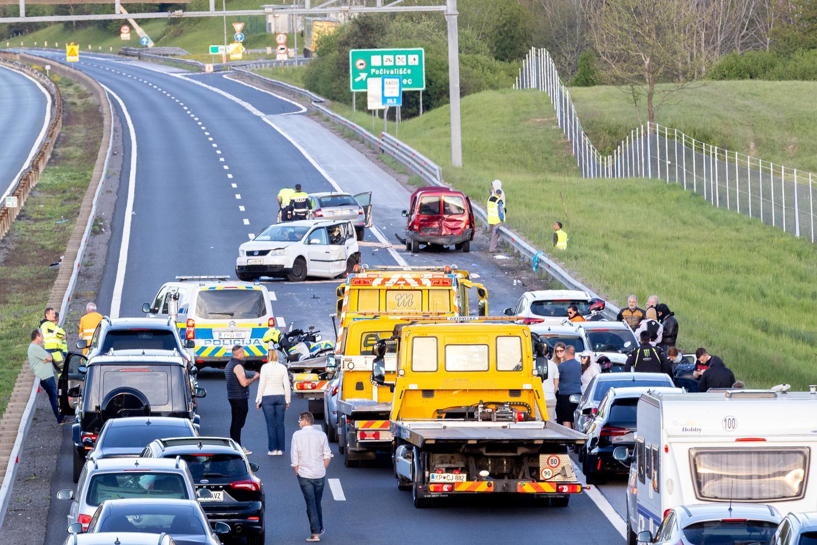 FOTO Teška nesreća na autocesti u Sloveniji: Osmero ozlijeđeno, troje teže
