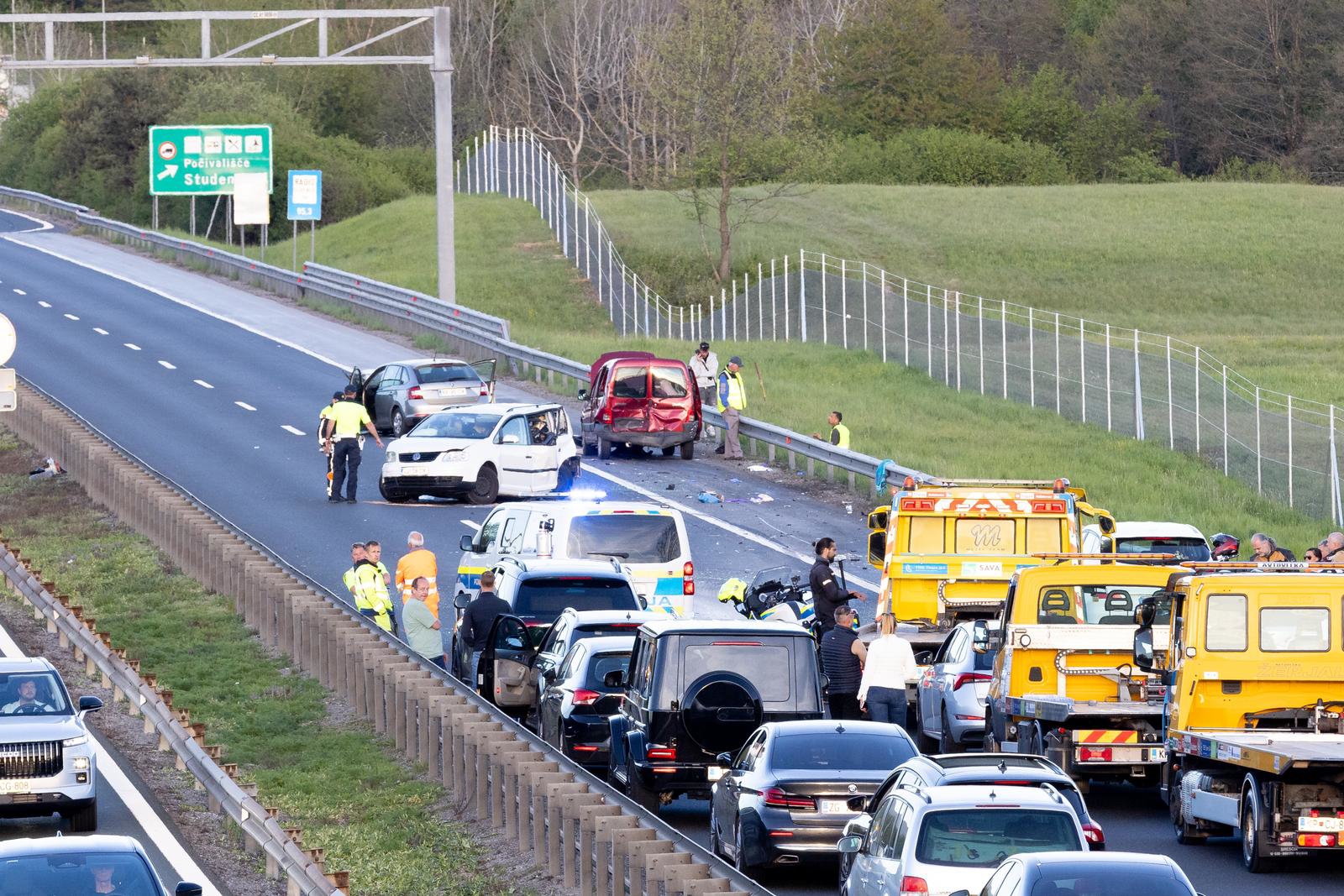 FOTO Teška nesreća na autocesti u Sloveniji: Osmero ozlijeđeno, troje teže