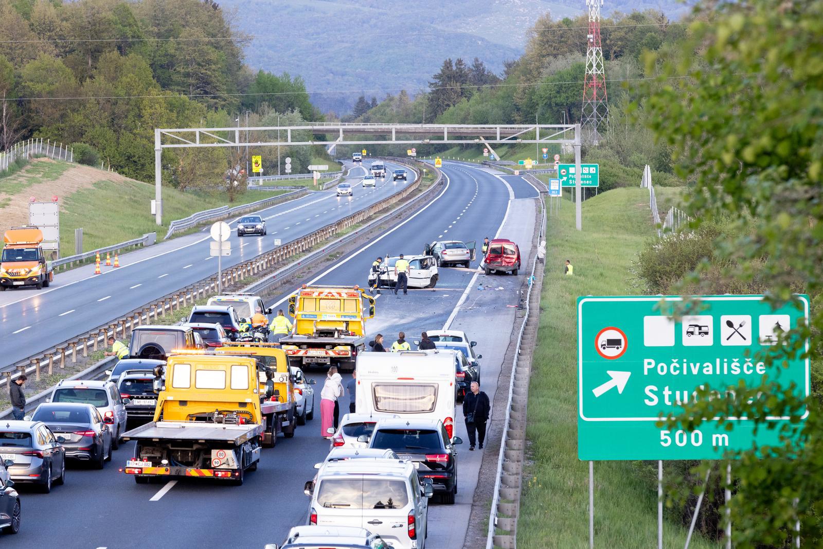 FOTO Teška nesreća na autocesti u Sloveniji: Osmero ozlijeđeno, troje teže