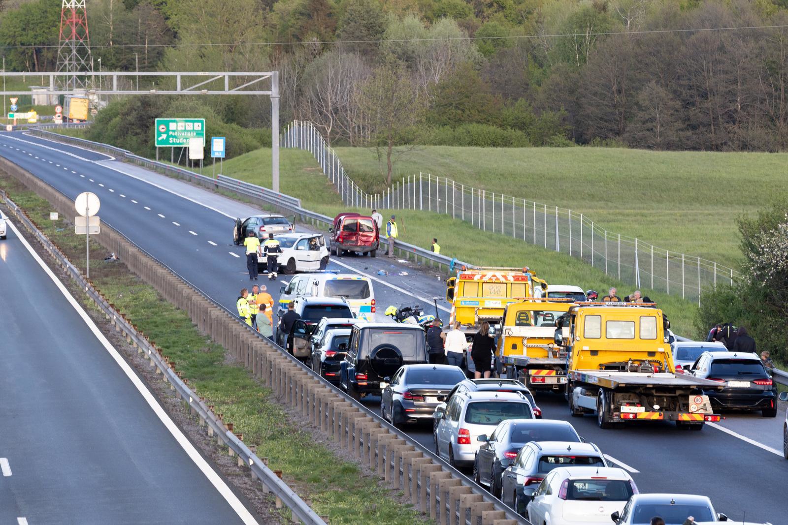 FOTO Teška nesreća na autocesti u Sloveniji: Osmero ozlijeđeno, troje teže