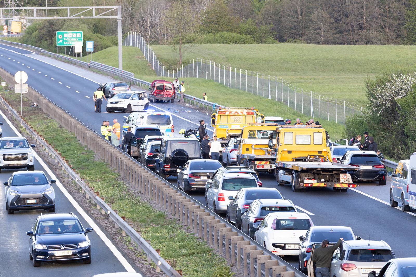 FOTO Teška nesreća na autocesti u Sloveniji: Osmero ozlijeđeno, troje teže