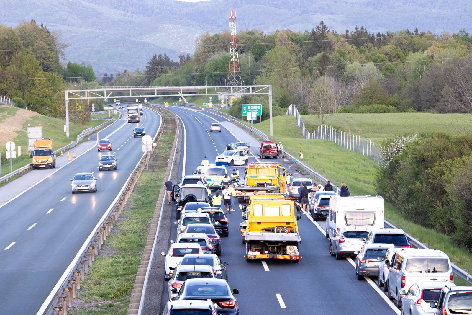 FOTO Teška nesreća na autocesti u Sloveniji: Osmero ozlijeđeno, troje teže