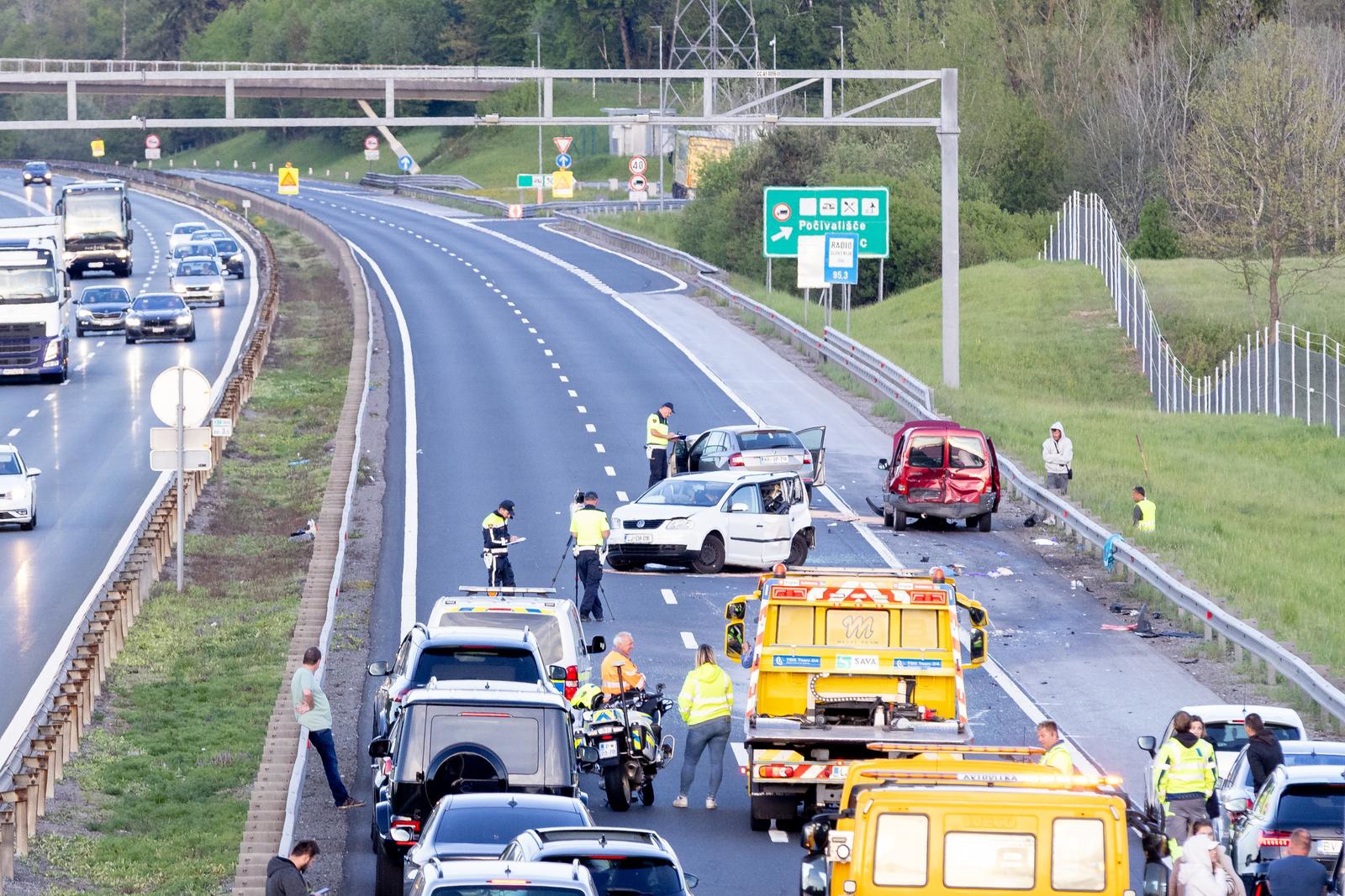 FOTO Teška nesreća na autocesti u Sloveniji: Osmero ozlijeđeno, troje teže