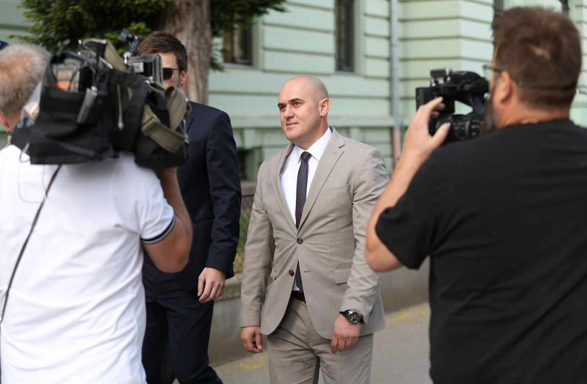 Nasmiješeni Dabro napustio sud 15-ak minuta nakon početka suđenja. Nije dao izjavu