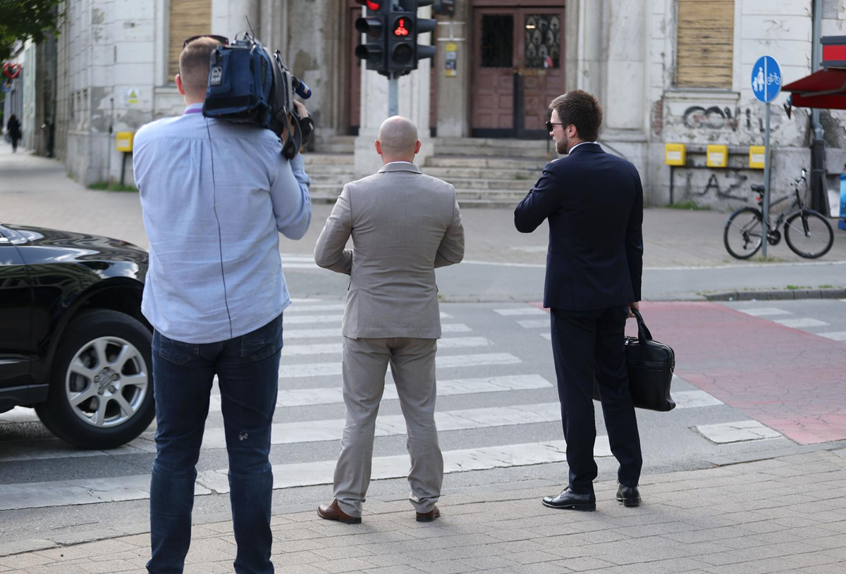 Nasmiješeni Dabro napustio sud 15-ak minuta nakon početka suđenja. Nije dao izjavu