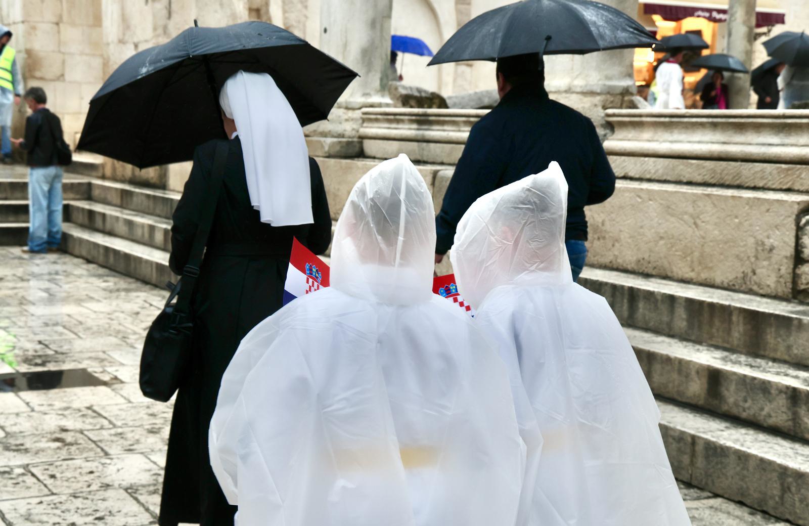 Splićani slave Sudamju pod kišobranima, procesija prošla gradom
