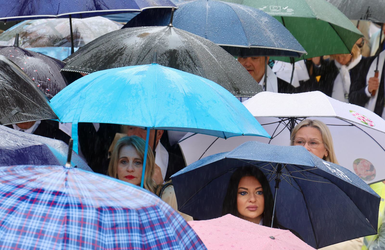 Splićani slave Sudamju pod kišobranima, procesija prošla gradom