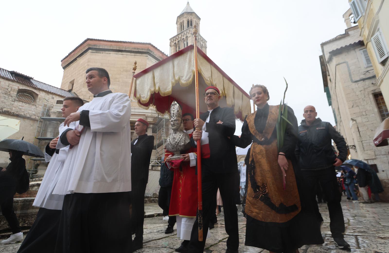 Splićani slave Sudamju pod kišobranima, procesija prošla gradom