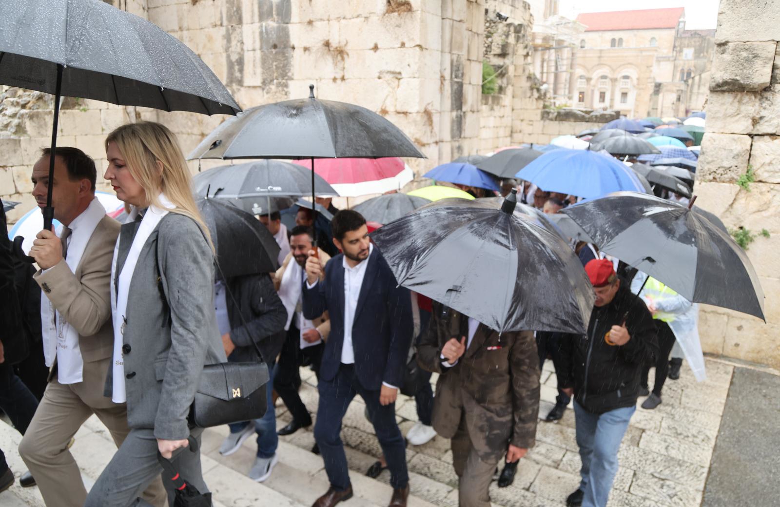 Splićani slave Sudamju pod kišobranima, procesija prošla gradom