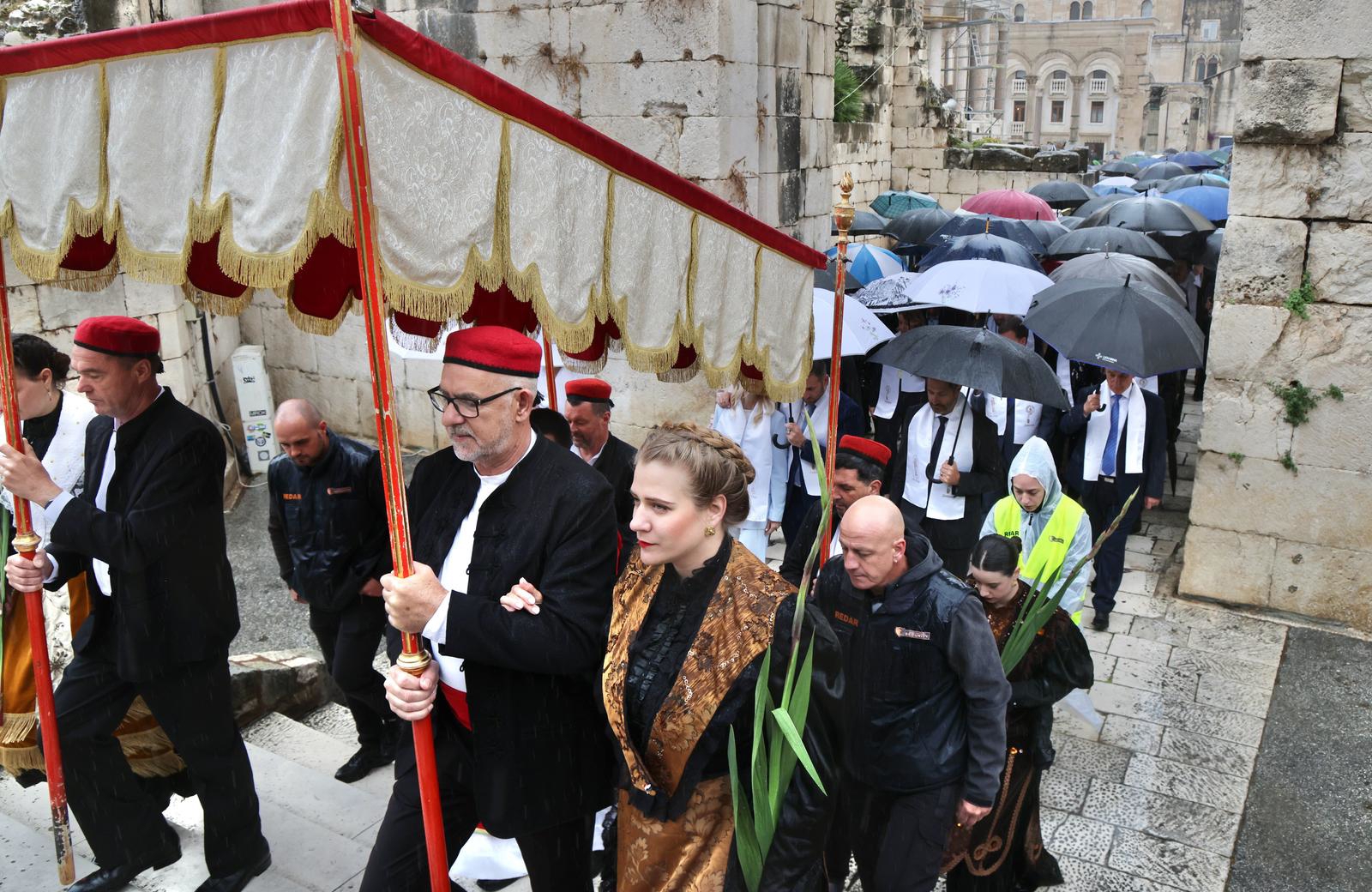 Splićani slave Sudamju pod kišobranima, procesija prošla gradom