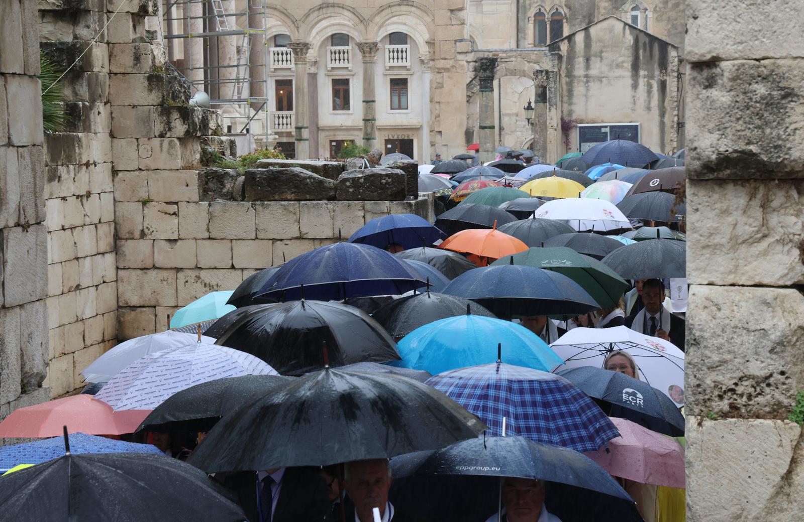 Splićani slave Sudamju pod kišobranima, procesija prošla gradom