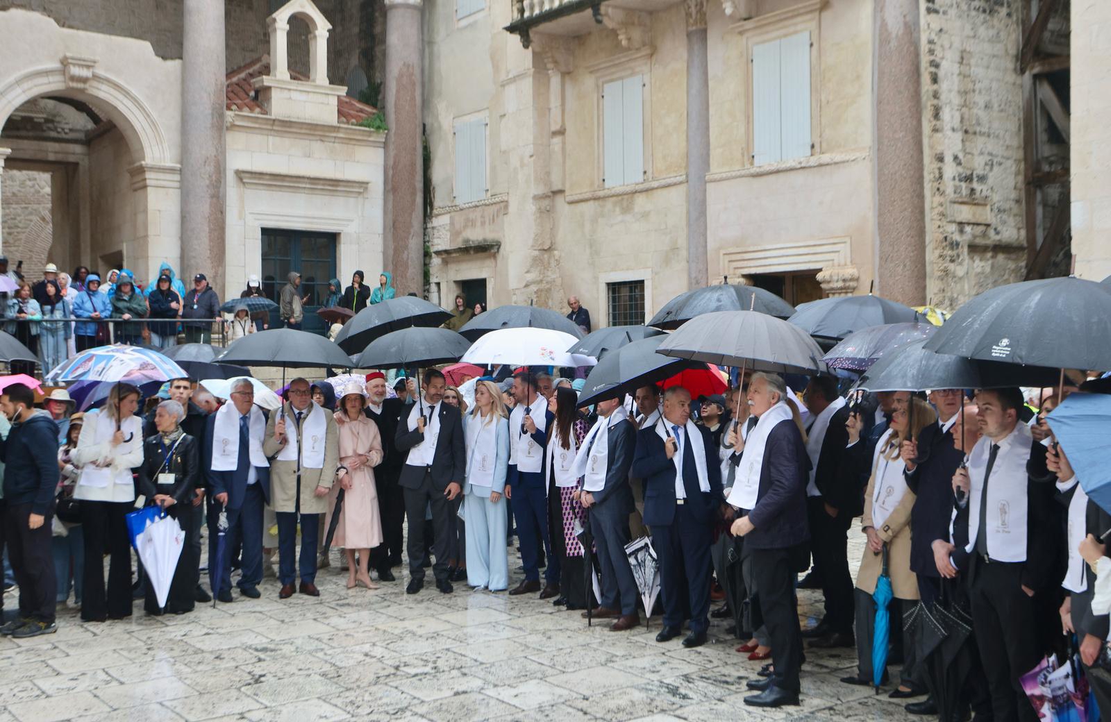 Splićani slave Sudamju pod kišobranima, procesija prošla gradom