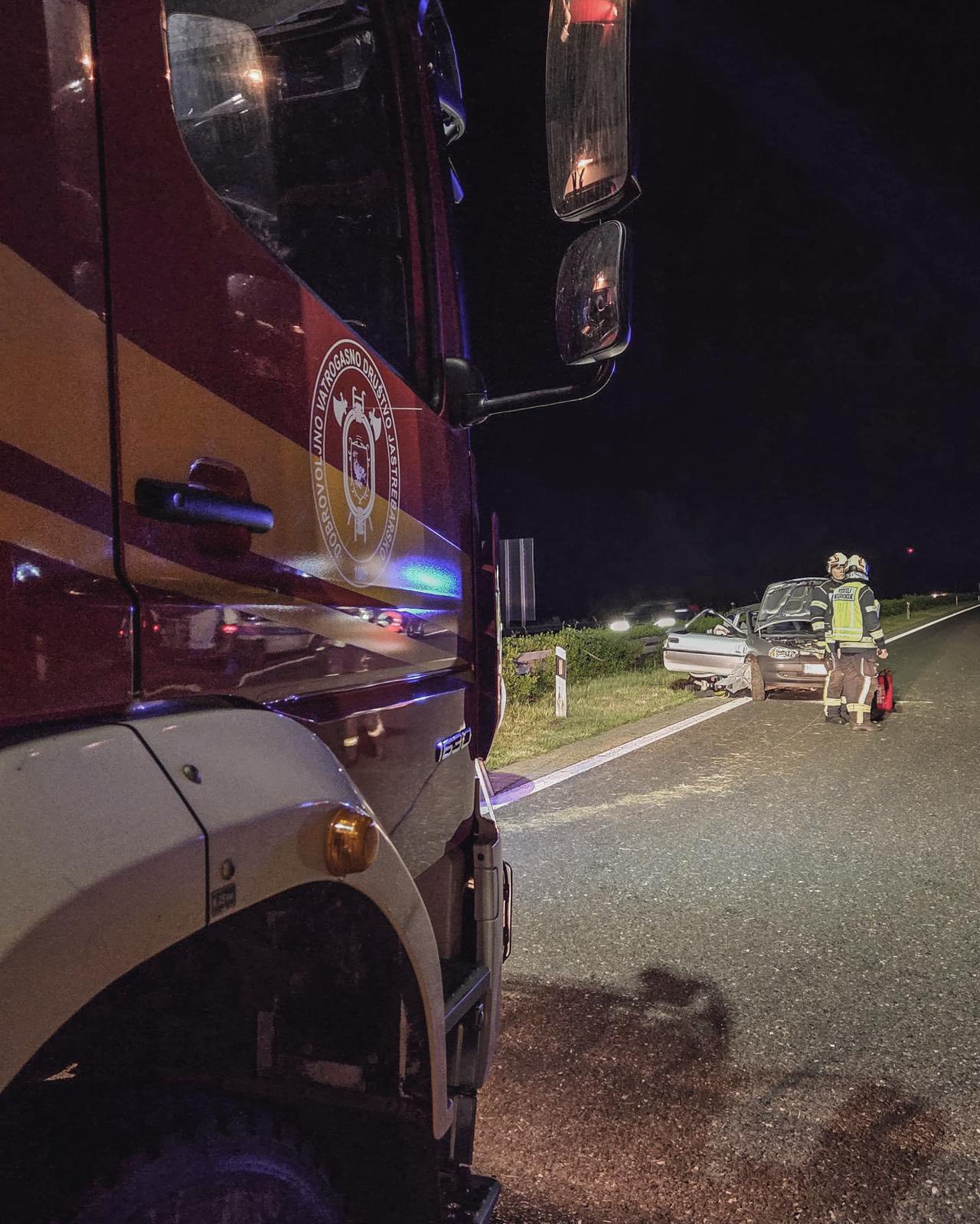 FOTO Vatrogasci spasili psa iz nakon teške nesreće na A1. Vozač poginuo