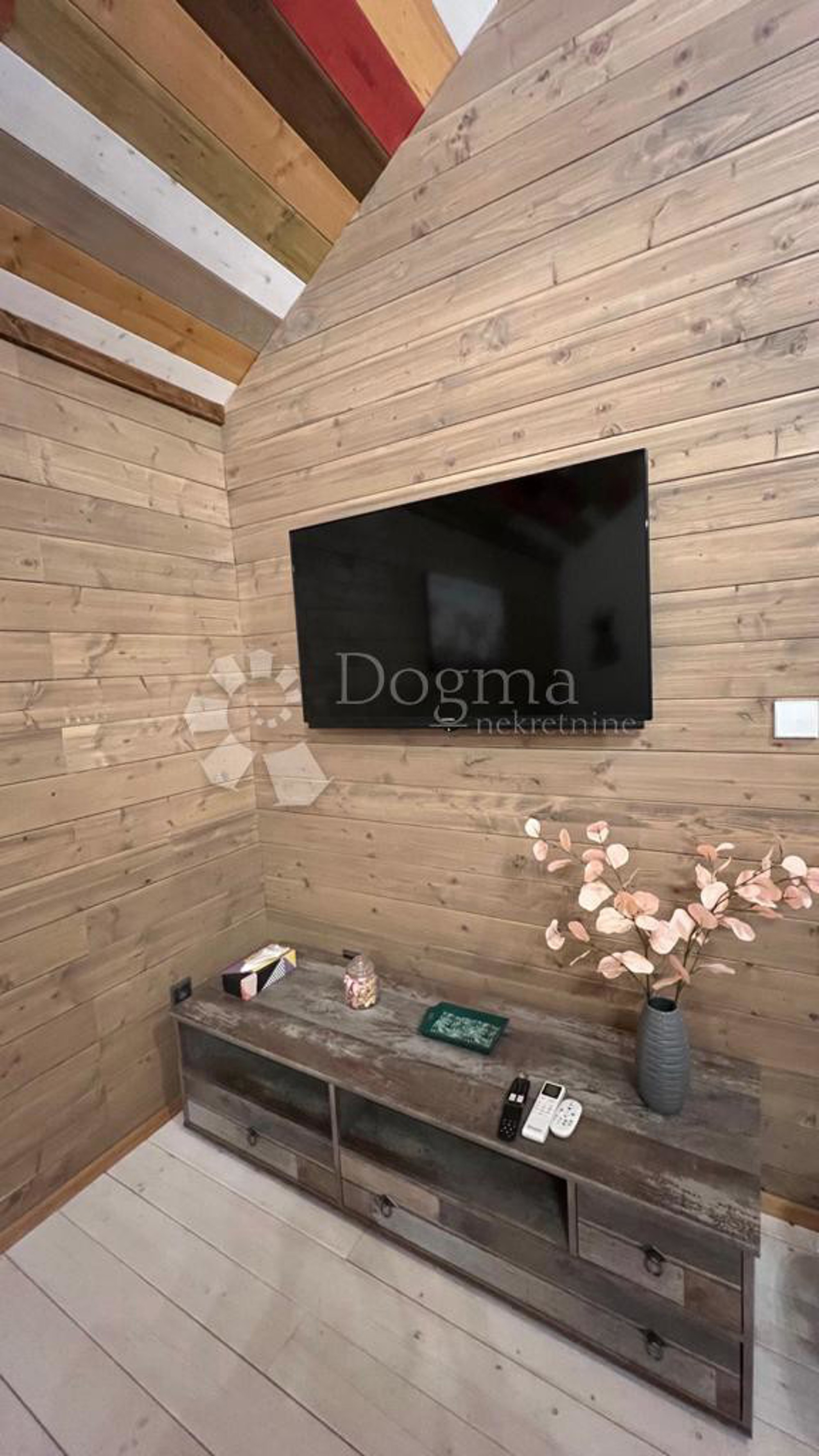Drvena kuća uz Kupu prodaje se za 180.000 eura, uređena je i spremna za najam