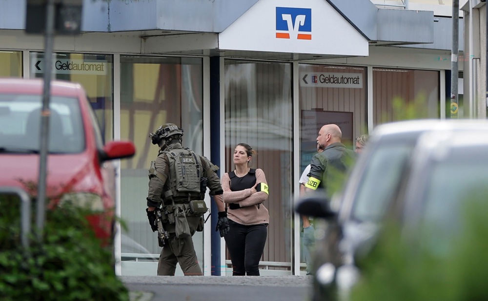 Gotova talačka kriza u njemačkoj banci, nitko nije ozlijeđen. Pljačkaši u bijegu