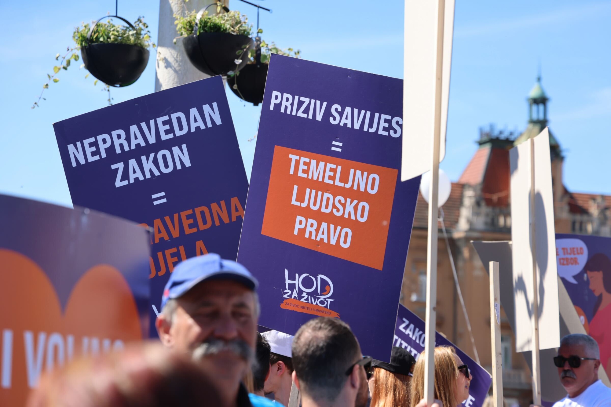 Thompson pjevao na "Hodu za život" u Zagrebu. Markić: Imamo komunistički zakon