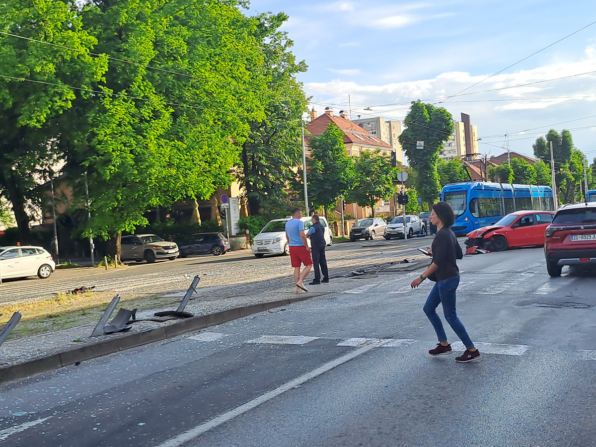 FOTO Autom se zabio u ogradu tramvajske stanice u Zagrebu