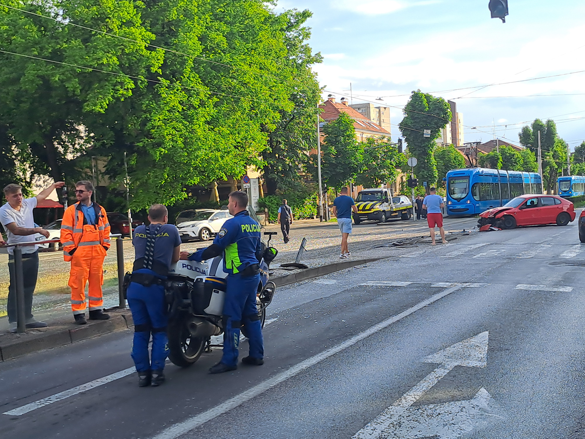 FOTO Autom se zabio u ogradu tramvajske stanice u Zagrebu