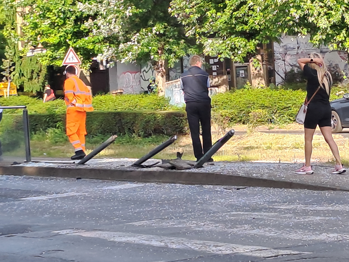 FOTO Autom se zabio u ogradu tramvajske stanice u Zagrebu