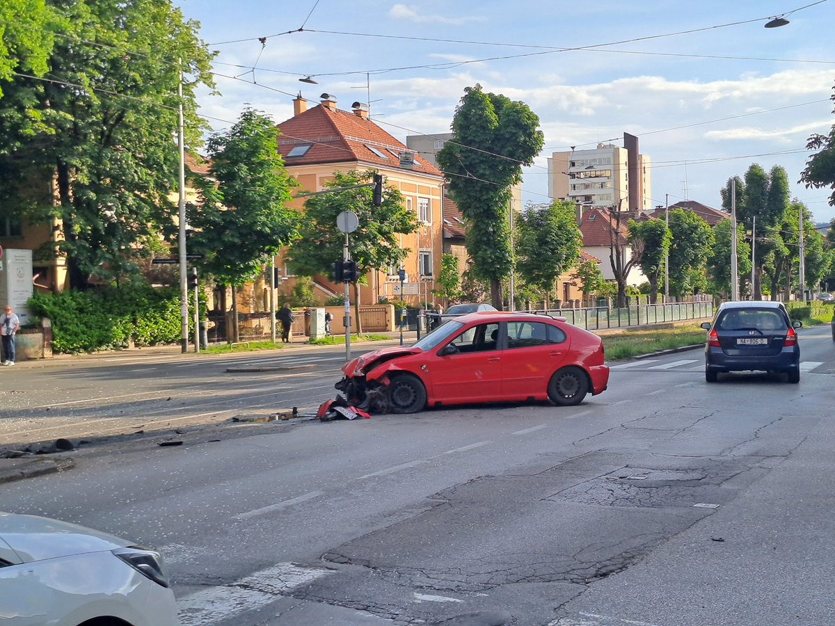 FOTO Autom se zabio u ogradu tramvajske stanice u Zagrebu