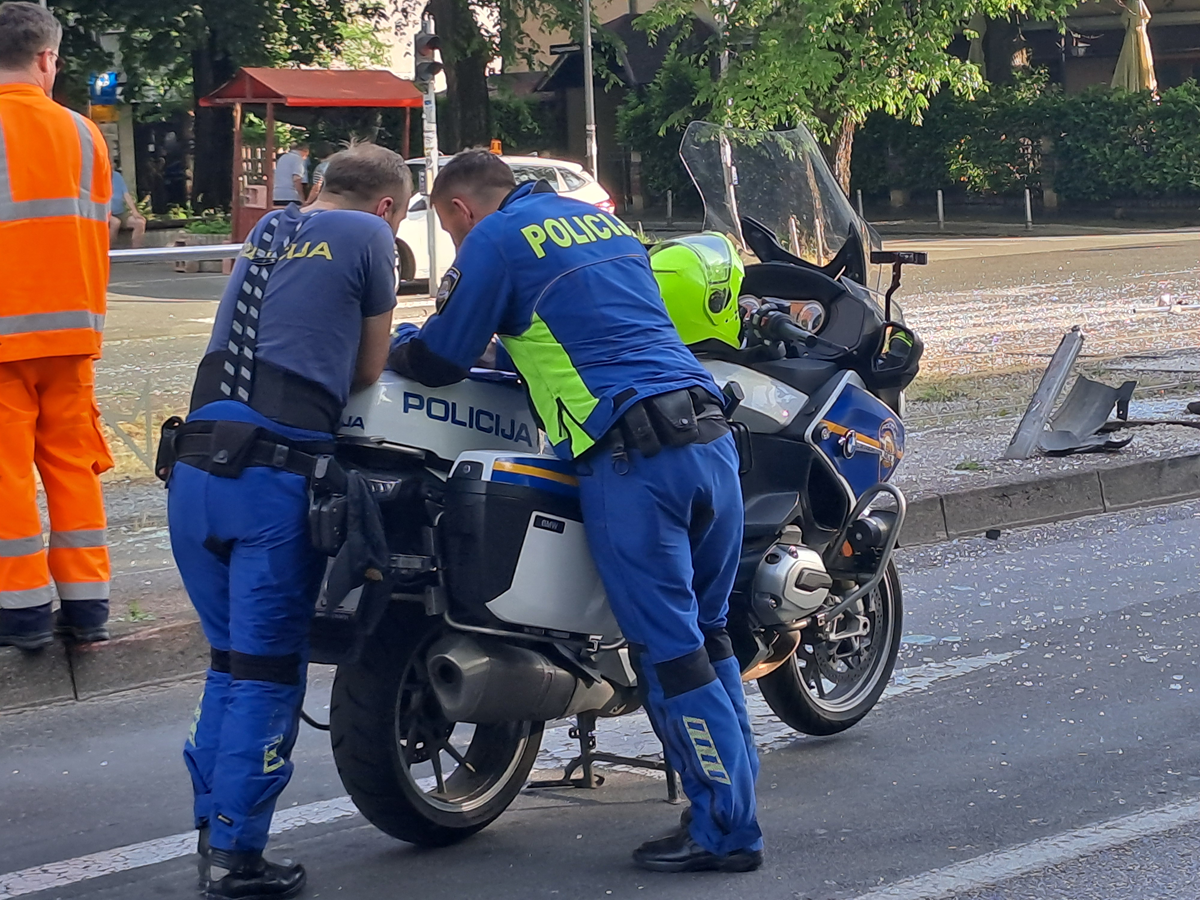 FOTO Autom se zabio u ogradu tramvajske stanice u Zagrebu