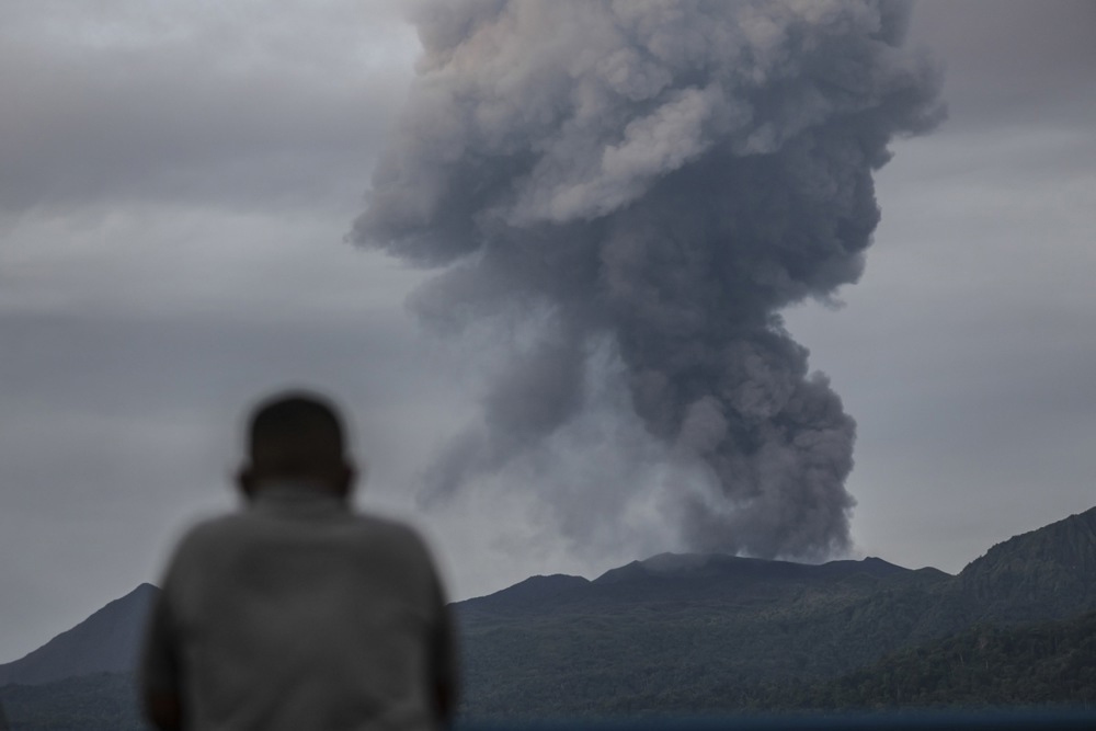 Tijela dvoje planinara pronađena zagrljena nakon erupcije vulkana u Indoneziji