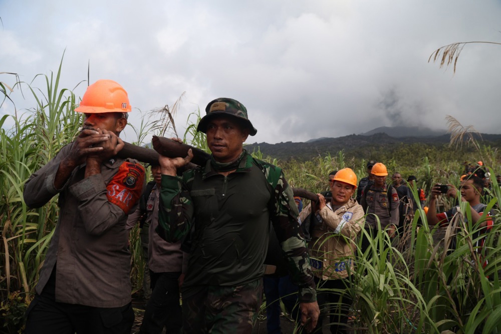Tijela dvoje planinara pronađena zagrljena nakon erupcije vulkana u Indoneziji