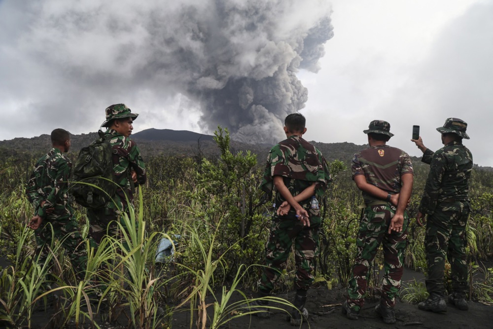 Tijela dvoje planinara pronađena zagrljena nakon erupcije vulkana u Indoneziji