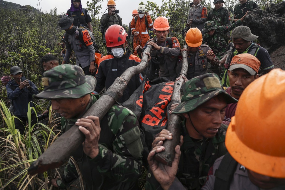 Tijela dvoje planinara pronađena zagrljena nakon erupcije vulkana u Indoneziji
