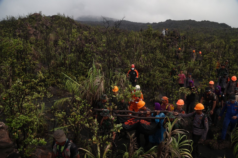 Tijela dvoje planinara pronađena zagrljena nakon erupcije vulkana u Indoneziji