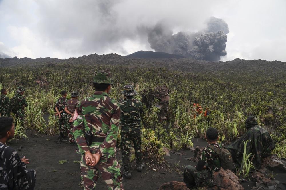 Tijela dvoje planinara pronađena zagrljena nakon erupcije vulkana u Indoneziji