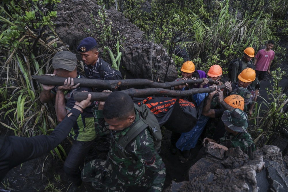 Tijela dvoje planinara pronađena zagrljena nakon erupcije vulkana u Indoneziji