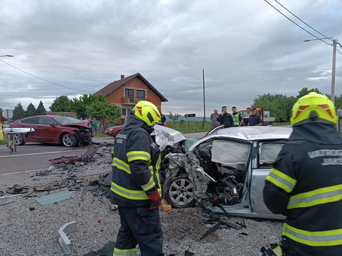 FOTO Pravosudni policajac prešao u suprotnu traku i poginuo. Djevojka teško ozlijeđena