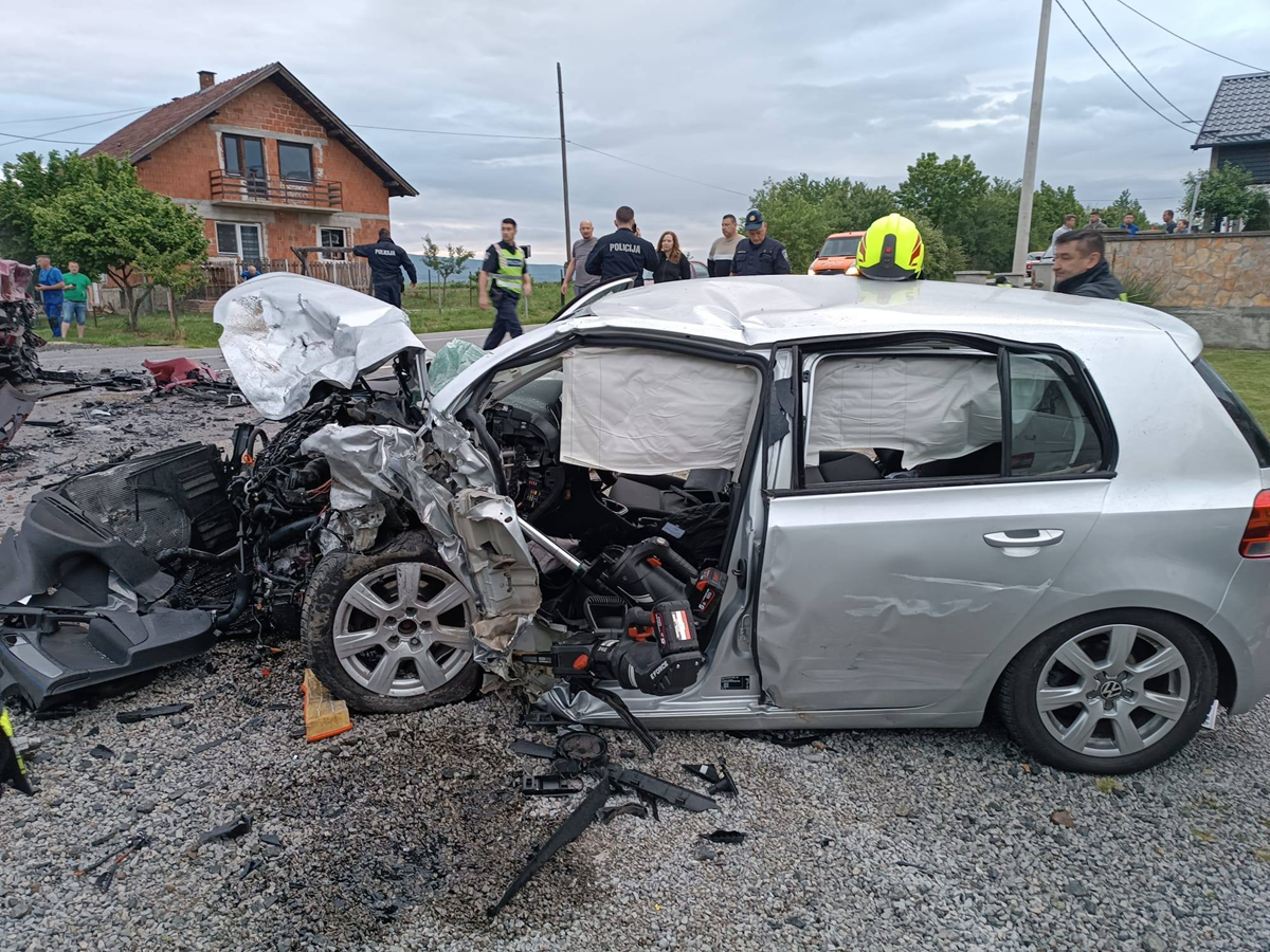 FOTO Pravosudni policajac prešao u suprotnu traku i poginuo. Djevojka teško ozlijeđena