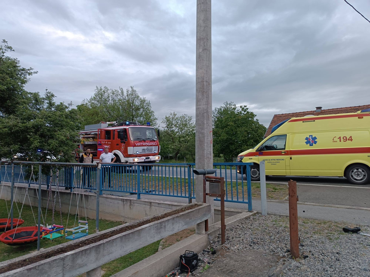 FOTO Pravosudni policajac prešao u suprotnu traku i poginuo. Djevojka teško ozlijeđena
