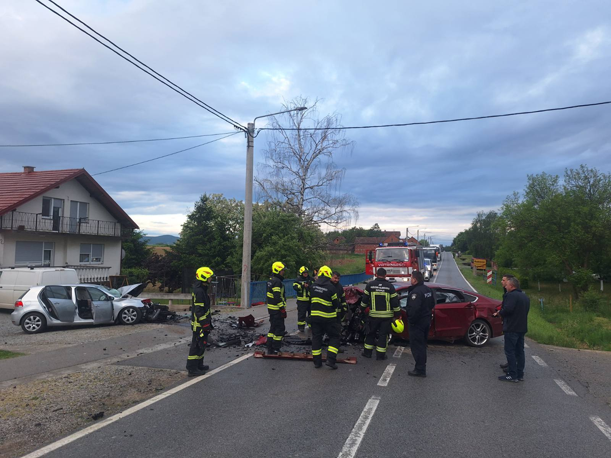 FOTO Pravosudni policajac prešao u suprotnu traku i poginuo. Djevojka teško ozlijeđena