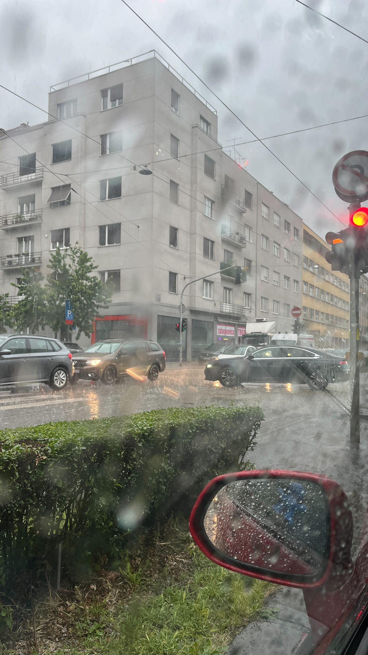 Čitateljica opisala kako je zapela u tramvaju na 4 sata u jučerašnjem nevremenu