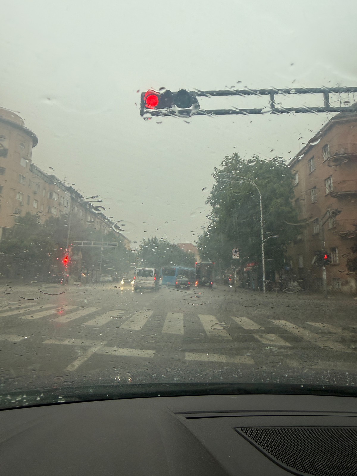 Čitateljica opisala kako je zapela u tramvaju na 4 sata u jučerašnjem nevremenu