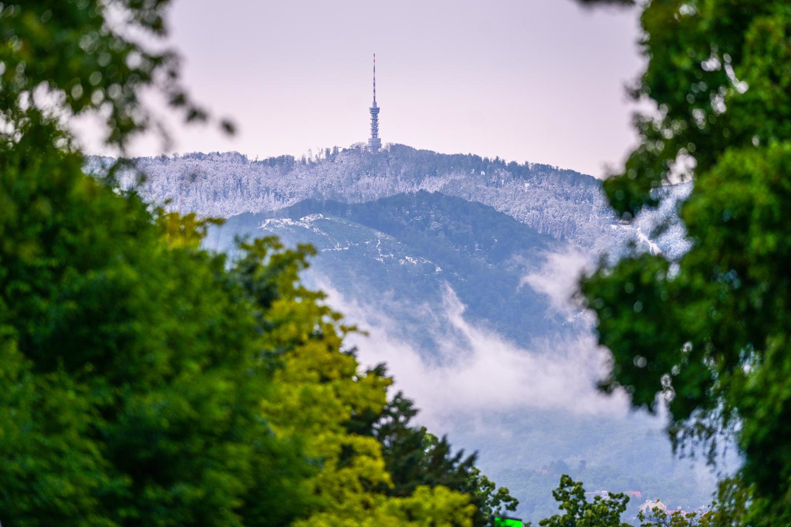 FOTO Pogled na snijegom zabijeljeno Sljeme usred proljeća