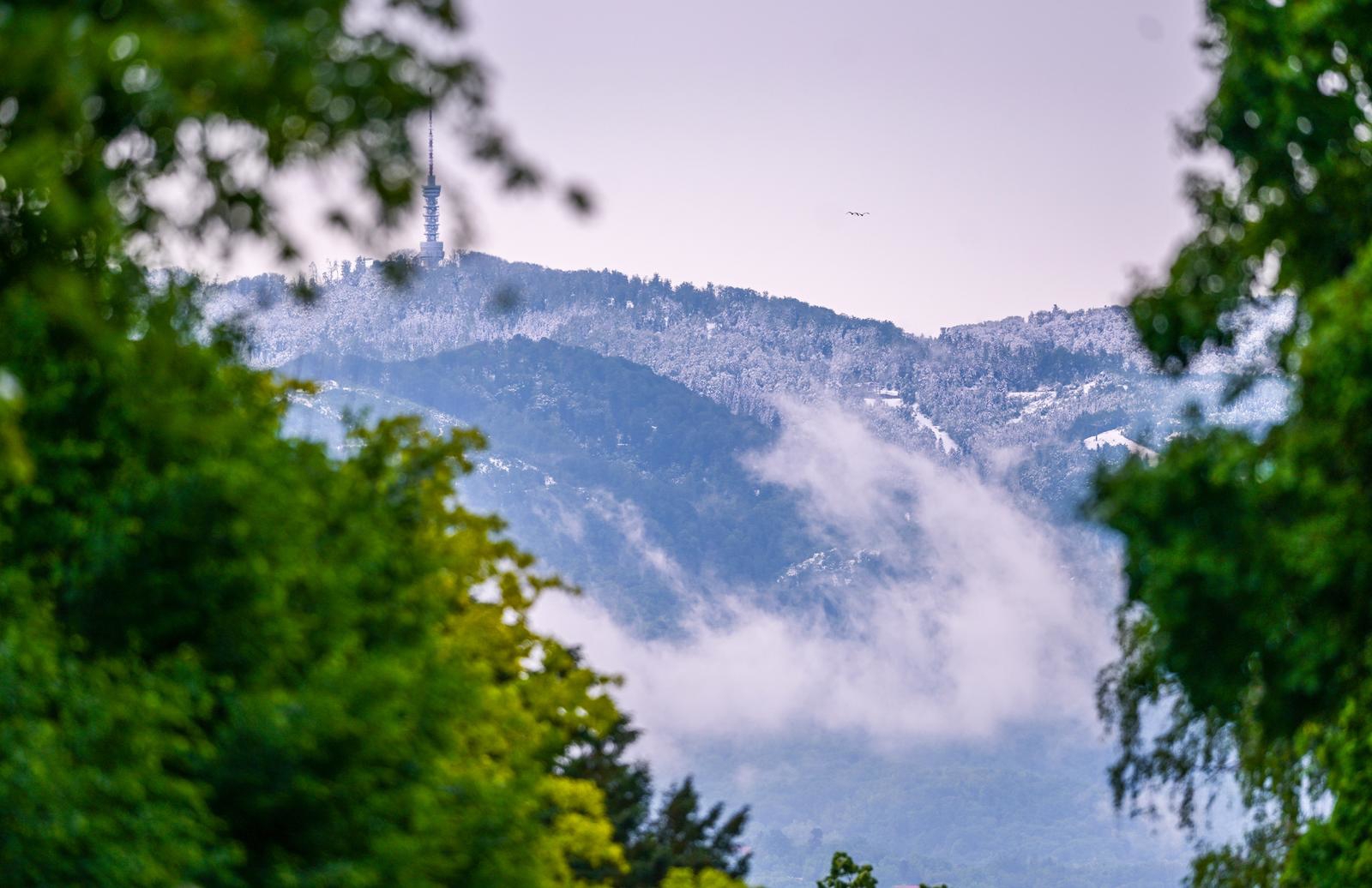 FOTO Pogled na snijegom zabijeljeno Sljeme usred proljeća