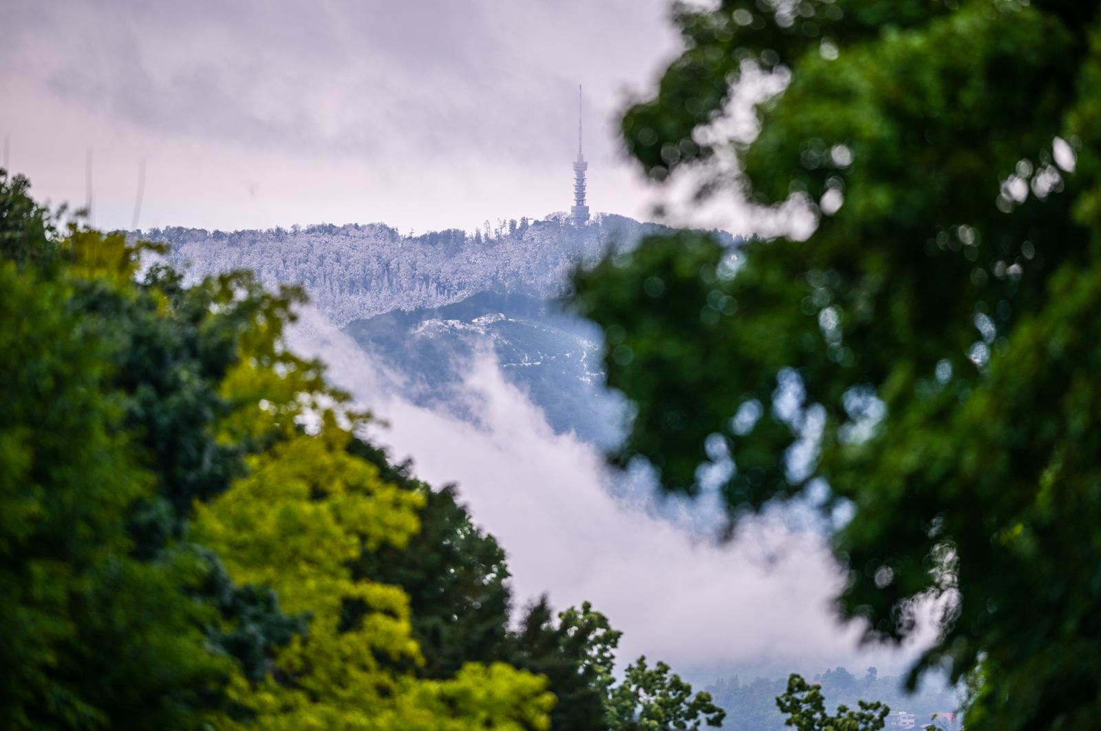 FOTO Pogled na snijegom zabijeljeno Sljeme usred proljeća