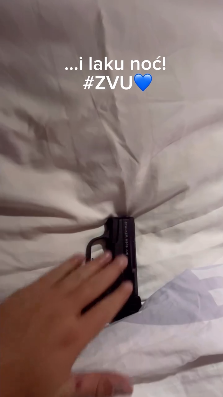 VIDEO Plinski pištolj, ustaški simboli i pirotehnika na okupljanju studenata u Umagu