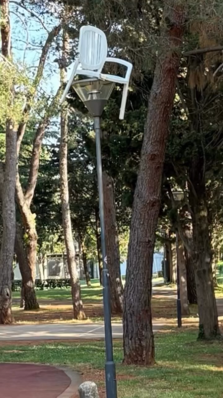 VIDEO Plinski pištolj, ustaški simboli i pirotehnika na okupljanju studenata u Umagu