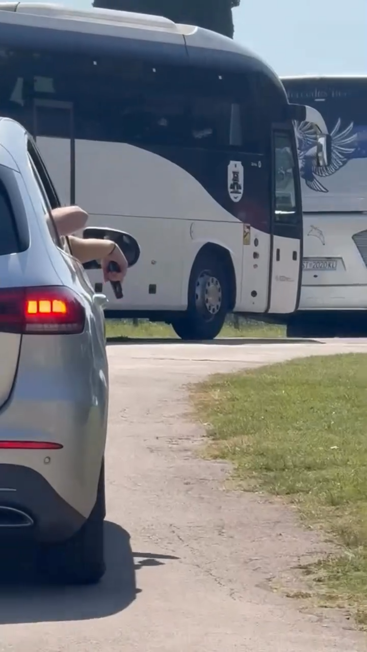 VIDEO Plinski pištolj, ustaški simboli i pirotehnika na okupljanju studenata u Umagu